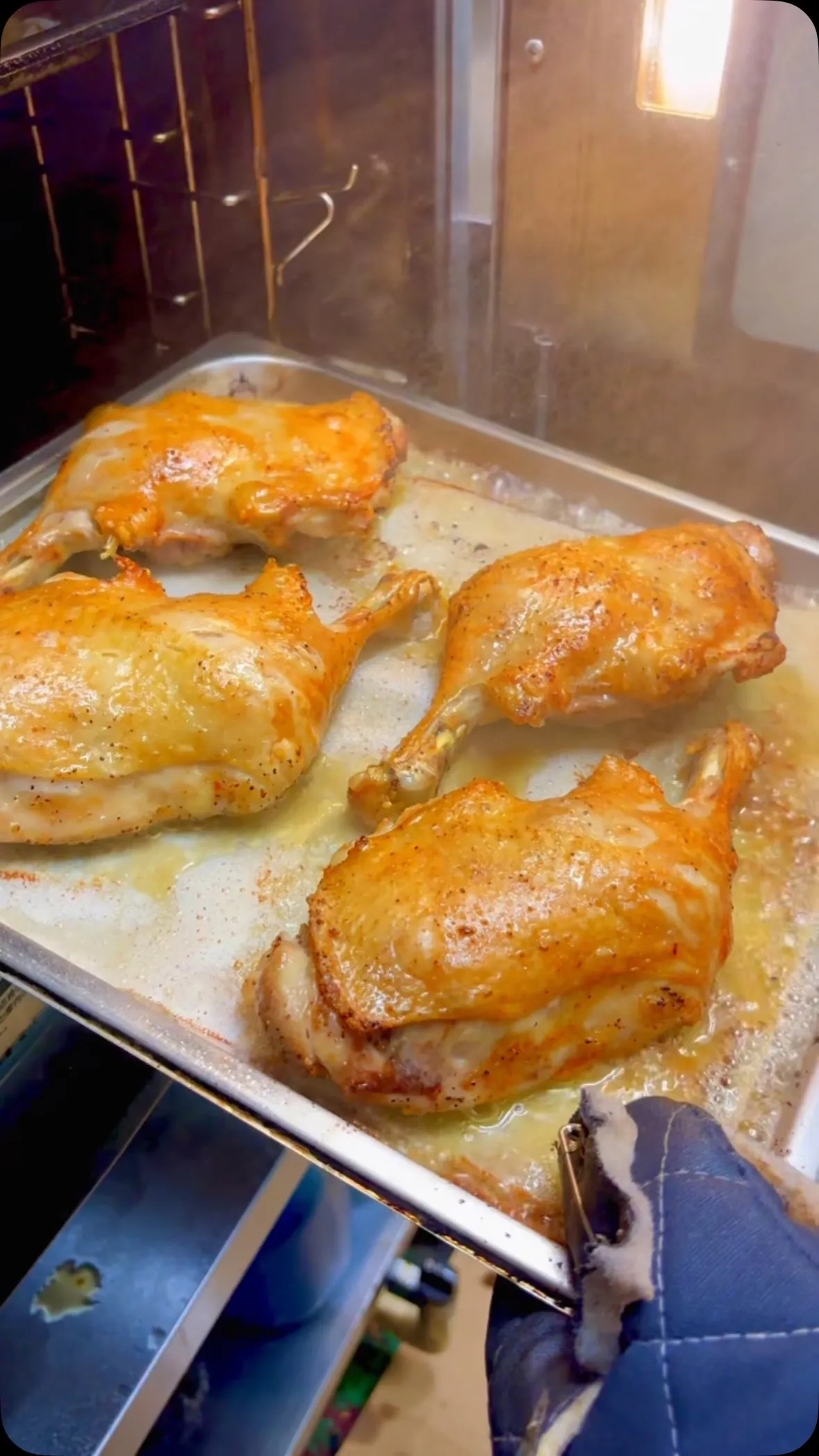 今夜のご褒美は、豪快な骨付き鳥🍗